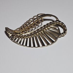 Vintage Volupte Gold Tone Polished Leaf Shape Pin Brooch